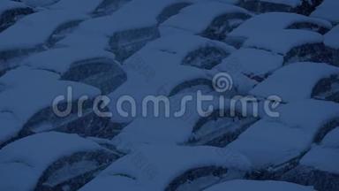 薄暮大雪中的汽车地段
